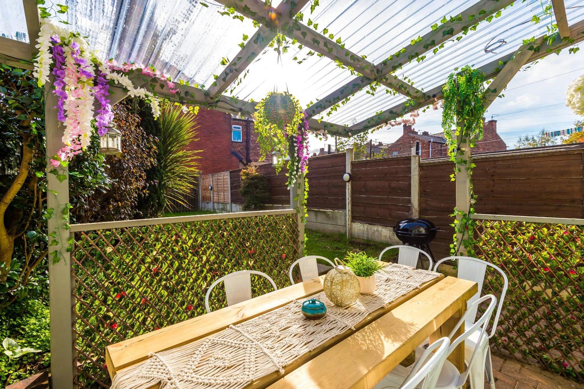 R&R At A Character Victorian Home Manchester Exterior photo