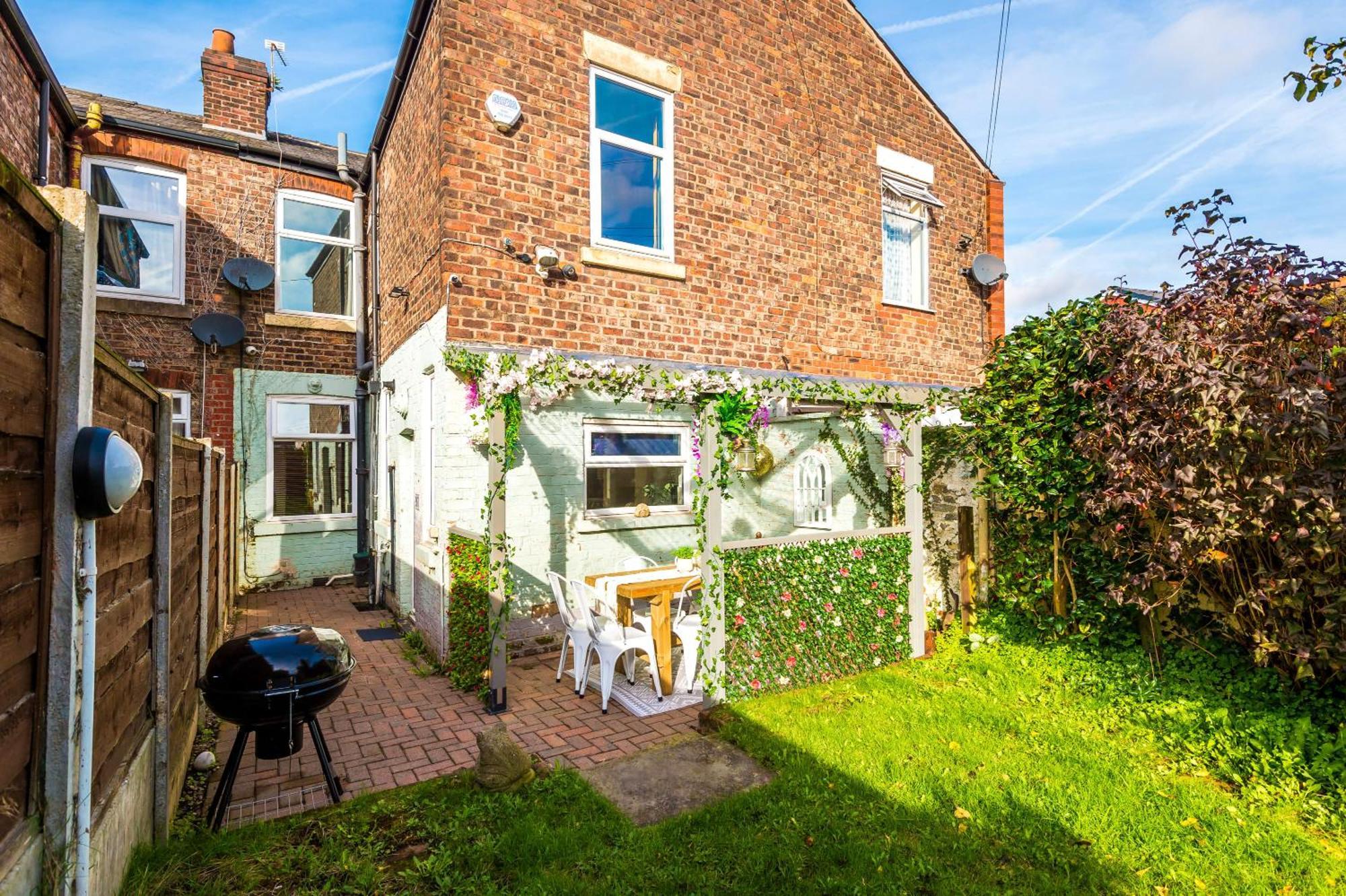 R&R At A Character Victorian Home Manchester Exterior photo